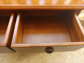 Cómoda de madera maciza con cajones y puerta