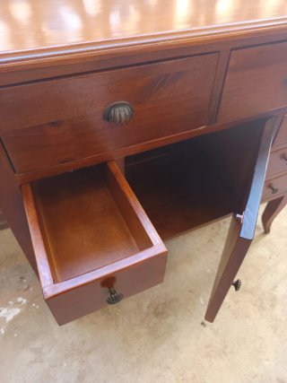 Cómoda de madera maciza con cajones y puerta