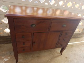 Cómoda de madera maciza con cajones y puerta