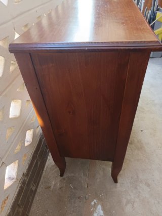 Cómoda de madera maciza con cajones y puerta
