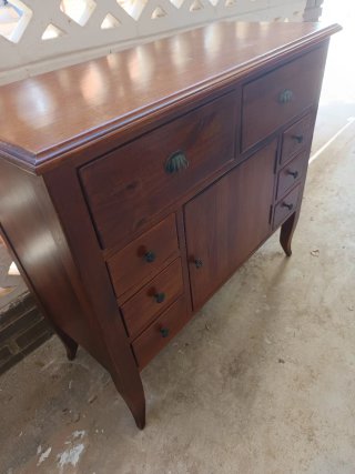 Cómoda de madera maciza con cajones y puerta