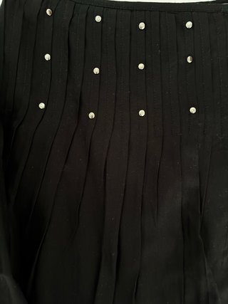Minifalda negra con tachuelas