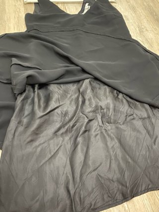 Vestido negro con escote pico