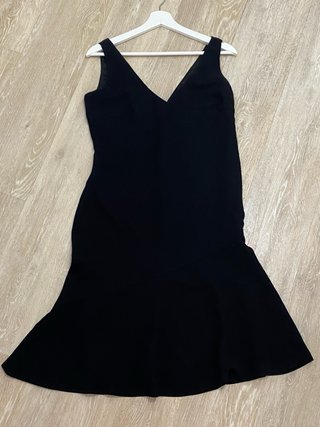 Vestido negro con escote pico