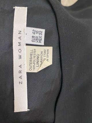 Vestido negro con escote pico