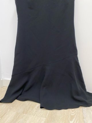 Vestido negro con escote pico