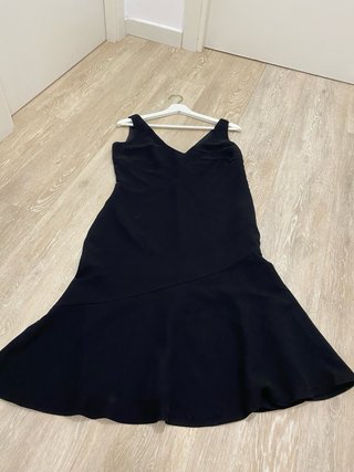 Vestido negro con escote pico