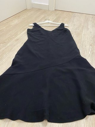 Vestido negro con escote pico