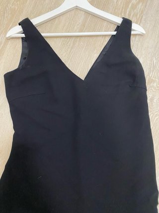 Vestido negro con escote pico