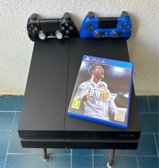 PS4 con 2 mandos y Juego