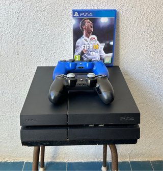 PS4 con 2 mandos y Juego