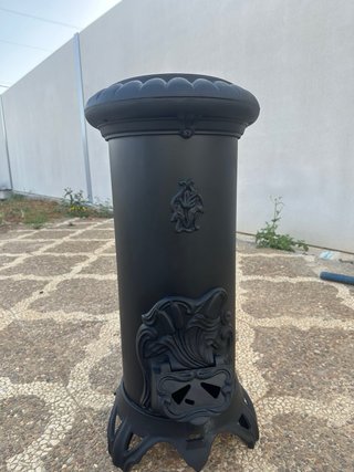 Estufa de leña antigua de metal