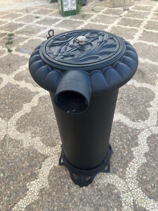 Estufa de leña antigua de metal