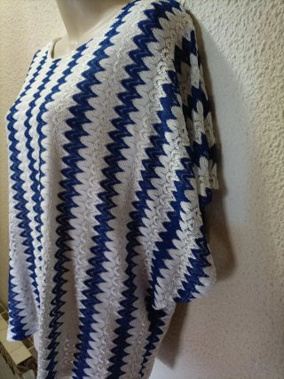 Blusa tejida con zig-zag azul y blanco