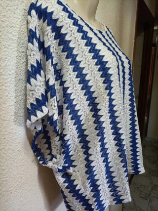 Blusa tejida con zig-zag azul y blanco
