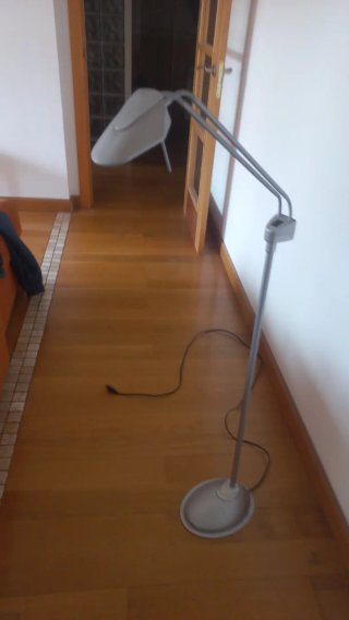 Lámpara de pie halógena gris