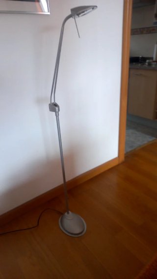 Lámpara de pie halógena gris