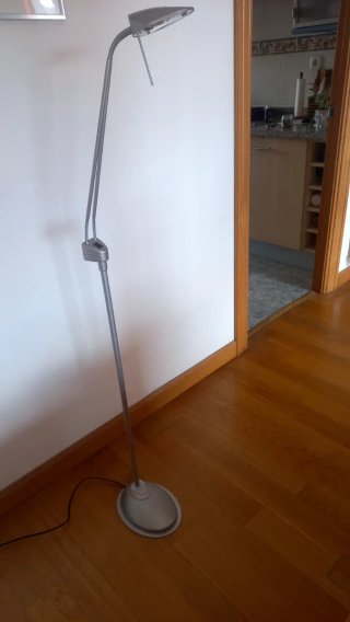 Lámpara de pie halógena gris