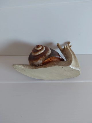 Caracol de piedra hecho y pintado a mano