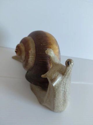 Caracol de piedra hecho y pintado a mano