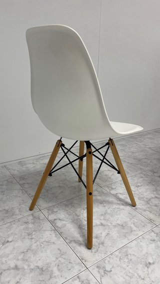 Sillas de plástico y madera