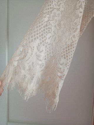Vestido Zara encaje y plisado beige