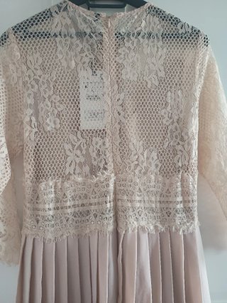 Vestido Zara encaje y plisado beige