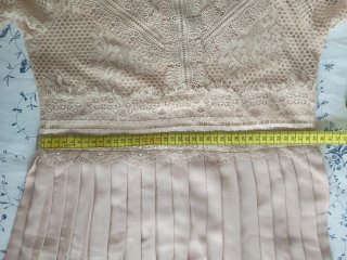 Vestido Zara encaje y plisado beige
