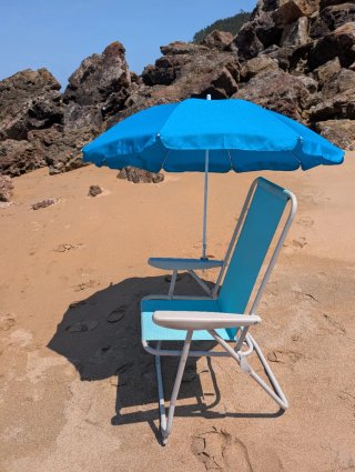 Silla de playa azul con sombrilla