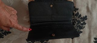 Cartera monedero mujer negra con detalles dorados