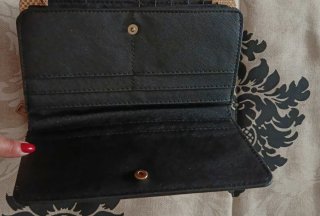Cartera monedero mujer negra con detalles dorados