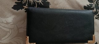 Cartera monedero mujer negra con detalles dorados