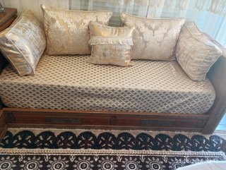 Sofá Marroquí Dorado Tela y Madera