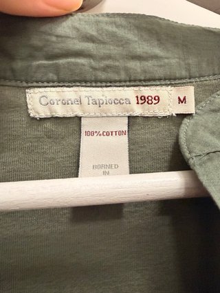 Blusa verde con volantes y botones