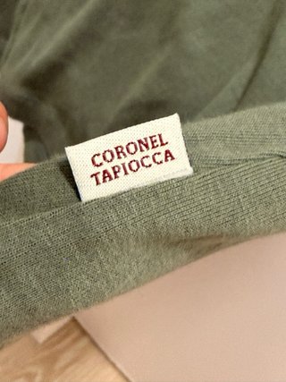 Blusa verde con volantes y botones