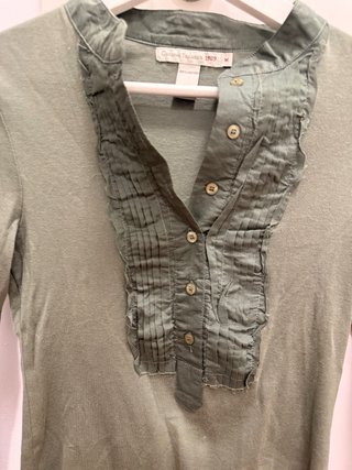 Blusa verde con volantes y botones