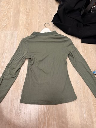 Blusa verde con volantes y botones