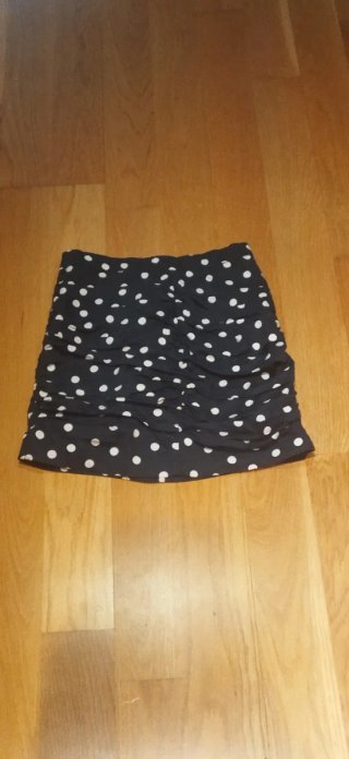 Falda corta lunares blancos