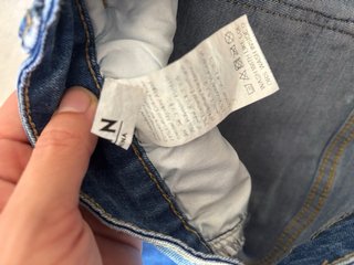 Pantalón vaquero desgastado con pintura