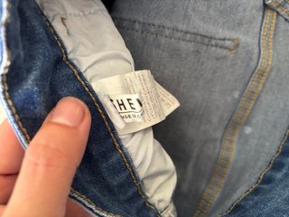 Pantalón vaquero desgastado con pintura