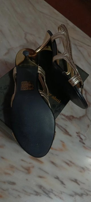 Sandalias de fiesta doradas y negras