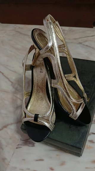 Sandalias de fiesta doradas y negras