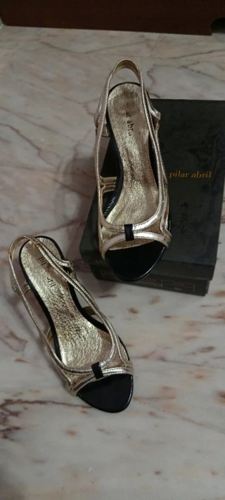 Sandalias de fiesta doradas y negras