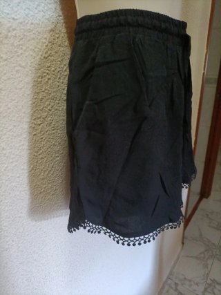 Pantalón corto negro mujer con encaje