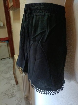 Pantalón corto negro mujer con encaje