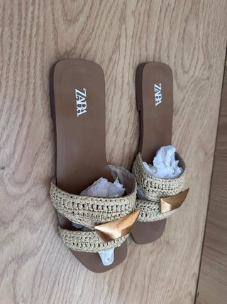 Sandalias Zara T37 Beige y Doradas