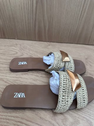 Sandalias Zara T37 Beige y Doradas