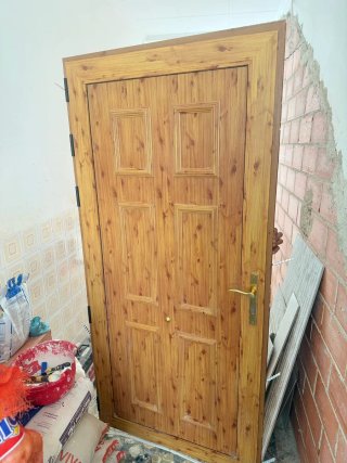 Puerta de madera con marco