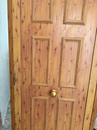 Puerta de madera con marco