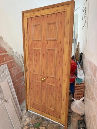 Puerta de madera con marco